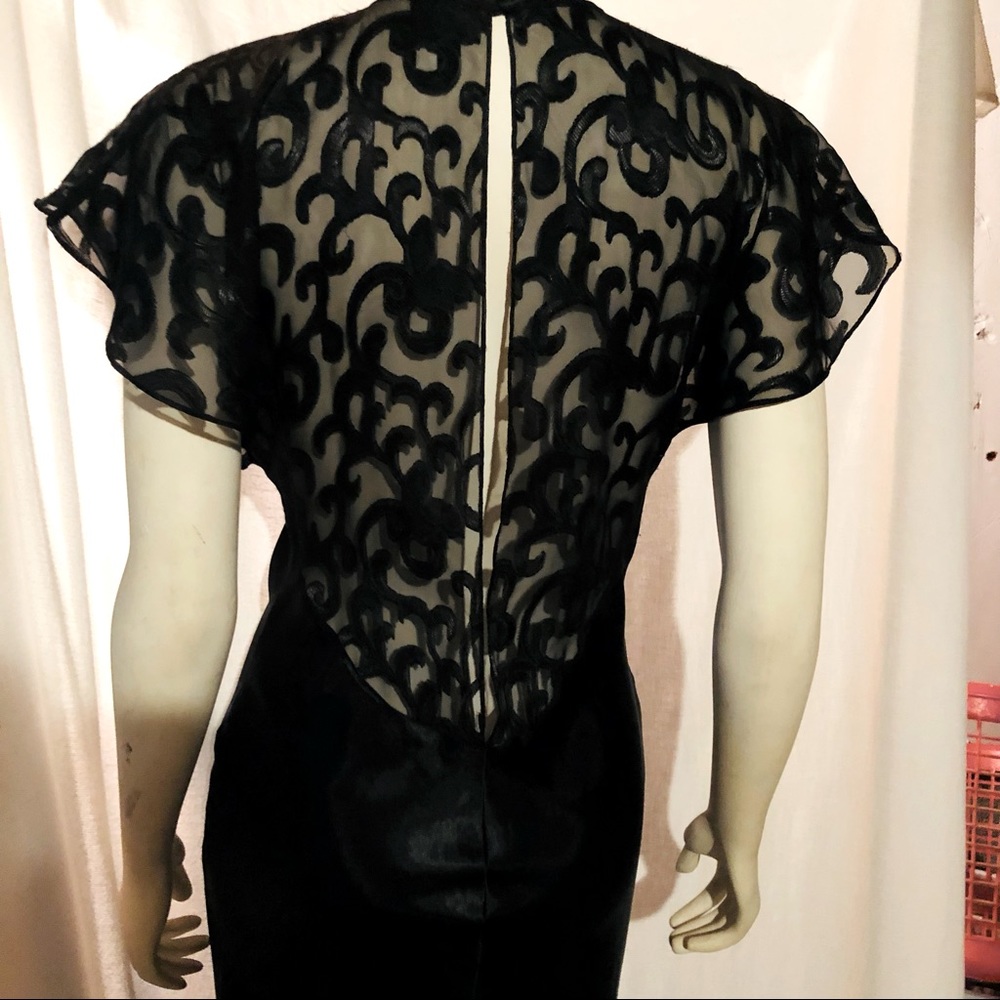 Black & lace adorn this elegant night gown! Size medium.